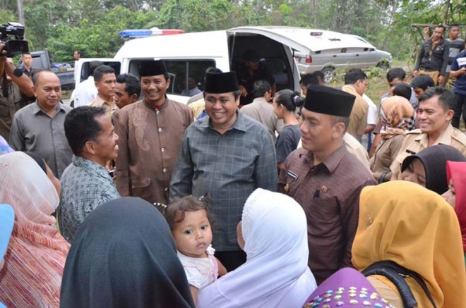 HBA ditengah-tengah warga.